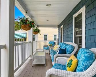 A completely updated Centennial Monmouth Beach property - Monmouth Beach - Balcony