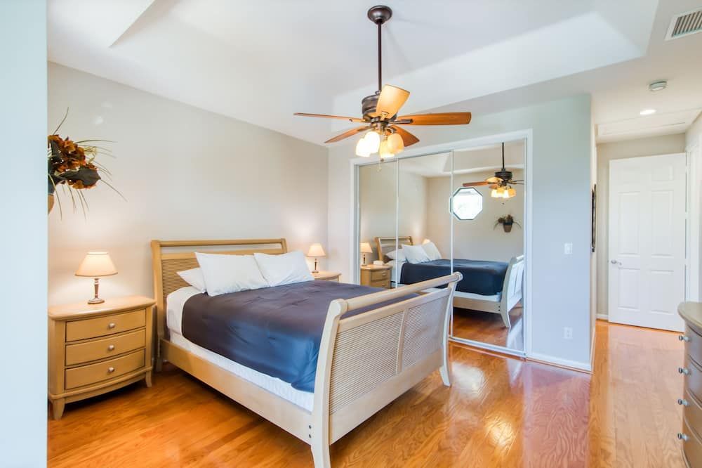 Luxury, waterfront, dog-friendly home with pool, pool spa, & incredible terrace - فورت لاودردال - غرفة نوم