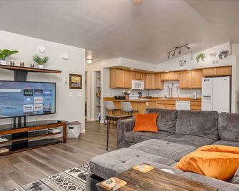 Borealis Abode: Abundant Amenities; Private Hot Tub, Pool Table, and King Bed - North Pole - Sala de estar