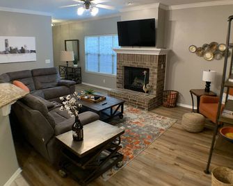 Wooded Area near UCO & Hospitals with Neighborhood Pool. - Edmond - Living room