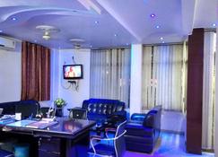 AC room at Hotel Viraat Inn(near Gaya Railway Station) - Gaya - Lounge