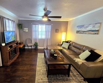 2-bedroom 1-bath house with WiFi and Washer/Dryer in Borger TX - Borger - Living room