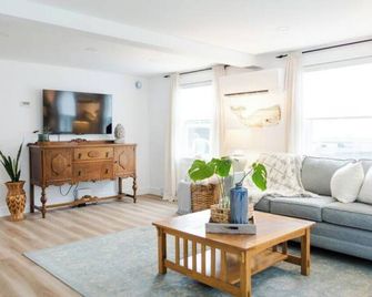 Cottage retreat in town! Spacious with large backyard. - Saint Andrews - Living room