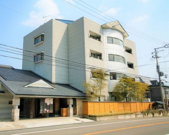 Sadasuke - Kami - Budova