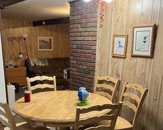 Quiet basement apartment - Hensonville - Dining room