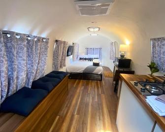 Retro-Chic Airstream Haven: Your Ultimate Glamping Escape in Colorado - Grand Junction - Bedroom