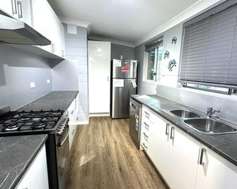 15 Grenadier Street - Exmouth - Cucina