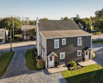 Peaceful 2br Getaway | Modern Comfort + Fire Pit - Lebanon - Edificio