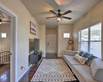 Modern Retreat: 3 Blocks to Dtwn Williams + Rte 66 - Williams - Living room