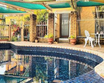 The Delightful Tiny House with Pool - Springwood - Piscina