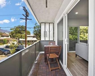 Spacious Apt w/ 2BR - City Center - Pasadena - Balcony