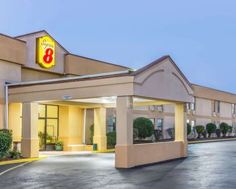 Super 8 by Wyndham Knoxville Downtown Area - Knoxville