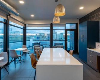 Modern 1BR Apt with Skywalk to Fiserv, Rooftop, and Parking - Milwaukee - Restaurant