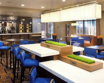 Courtyard by Marriott Bloomington - Bloomington - Bar