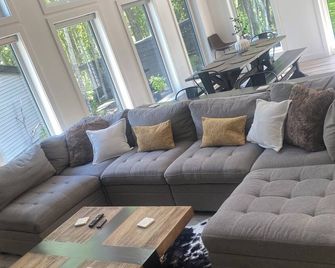 Daze Off - Modern Cabin at Pigeon Lake (Pet Friendly) - Westerose - Living room