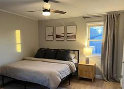 Updated three bedroom home across from park - Guymon - Bedroom
