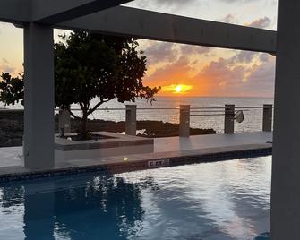 Ocean Front Condo - West Bay - Pool