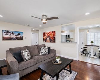 3B/2Bth Clean, Cozy, Convenient - Fresno - Living room