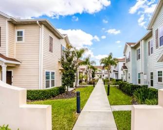 Beautiful & Cozy 4bd Home, Gated Community - Poinciana - Vista del exterior