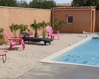 Charming studio with terrace and pool. For two people. Dog accepted. - Pierrelatte - Piscine