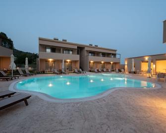 Scarabeo Suites & Villas Parga - Parga - Havuz