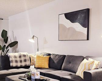 3 Bedroom family friendly condo right across from West Edmonton Mall - Edmonton