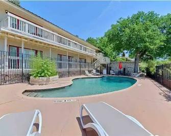 Cozy Downtown Getaway w/ Pool - Austin - Pool