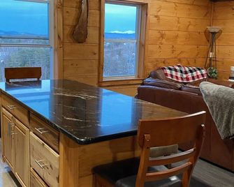 The Steel Cabin - in the heart of Littleton! - Littleton - Sala pranzo