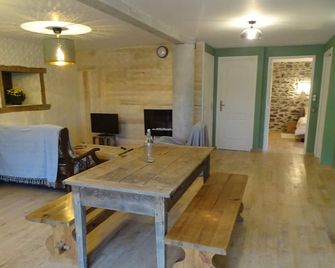 Charming guest rooms and tables near Salers - Mauriac - Comedor