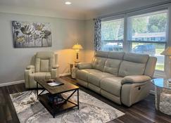 Private Pool and Hot Tub Close to Frankenmuth - Birch Run - Living room