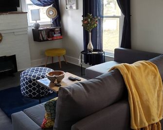 Charming 2-bedroom vintage cottage with WiFi, a/c, and other popular amenities. - Salisbury - Wohnzimmer