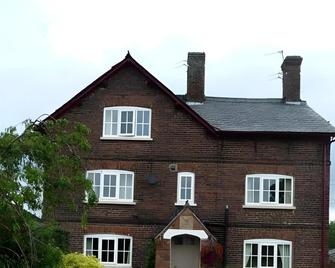 Birtles Farm Bed And Breakfast - Altrincham - Building