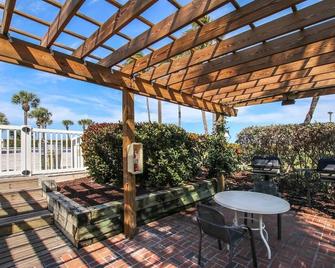 ON beach south seas resort king bed three twins top two floors sleeper sofa - Captiva - Balcony