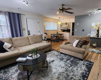 King & Queen Beds, Nucor Welcome No Laundry Amenities Available - Ironton - Sala de estar