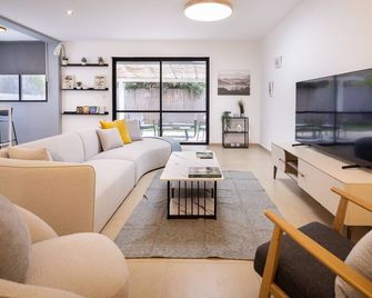 Poleg Serenity Villa by Sea N' Rent - Netanya - Living room