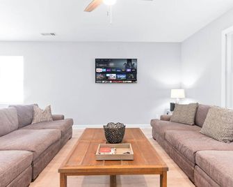 New! 4 Br 3.5 Ba Sleeps 8 5 Mins From Uga - Athens - Living room