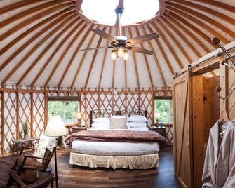 Inn & Spa at Cedar Falls Katydid Yurt - Logan - Bedroom