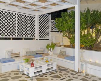 Mouras Studios - Livadia