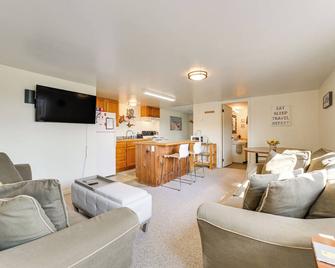 Cozy Apt 1 Mi Near Lake Huron & Mackinac Island! - Saint Ignace - Living room