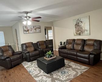 3Bdrm 2.5Bath 5Beds - Near Downtown - Stafford - Living room