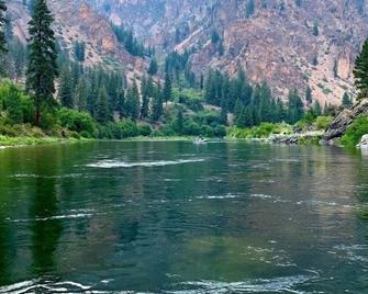 Cozy retreat within walking distance of anything in town and the salmon river! - Riggins