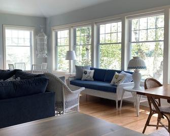 Beautiful Lake House with private access to Elkhart Lake - Elkhart Lake - Living room