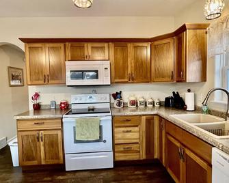 Cozy Chic Farmhouse for Traveling Professionals - Marshfield - Keuken