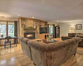 Spacious Verndale Home with Backyard Fire Pit! - Wadena - Living room