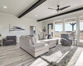 Near Shangri-la: Lake-view Monkey Island Home! - Afton - Living room