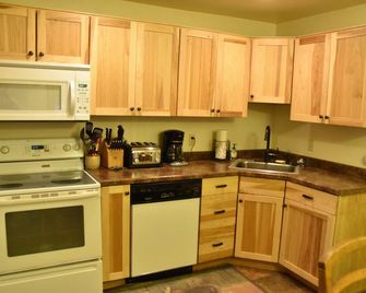 Beautful Sunset Lake in Iron River - Great Beach and Fishing!! - Iron River - Cocina