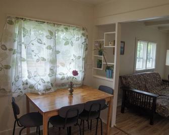 Cozy 2-bedroom house across from city park - 5 blocks to U of P with WiFi. - Portland - Dining room