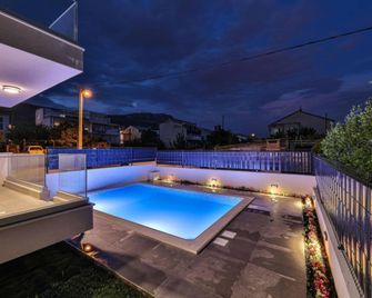 Expansive Retreat with Private Pool BBQ, Near the Beach - Six Bedroom Villa - Kastela - Piscina