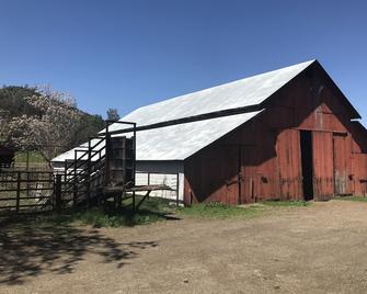 15,000 acres of privacy and possibility - Coalinga - Building