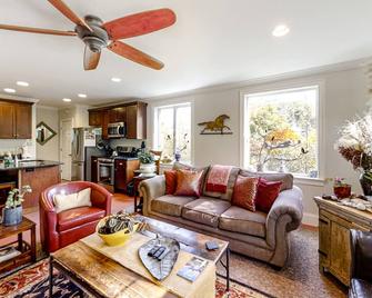 South Portland Cottage - South Portland - Living room